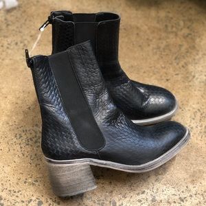 essential chelsea boot